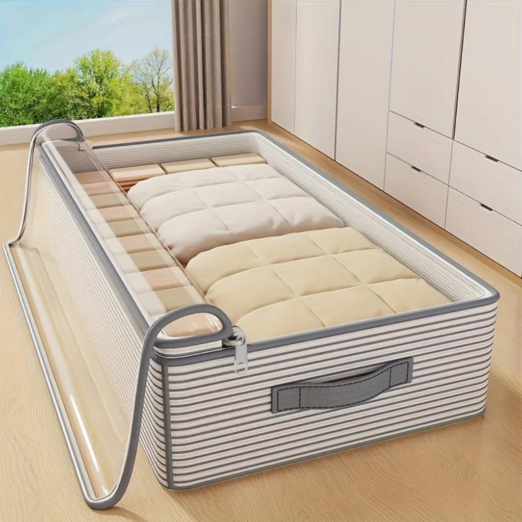 Sac de rangement sous lit pour linge de lit posé sur un lit