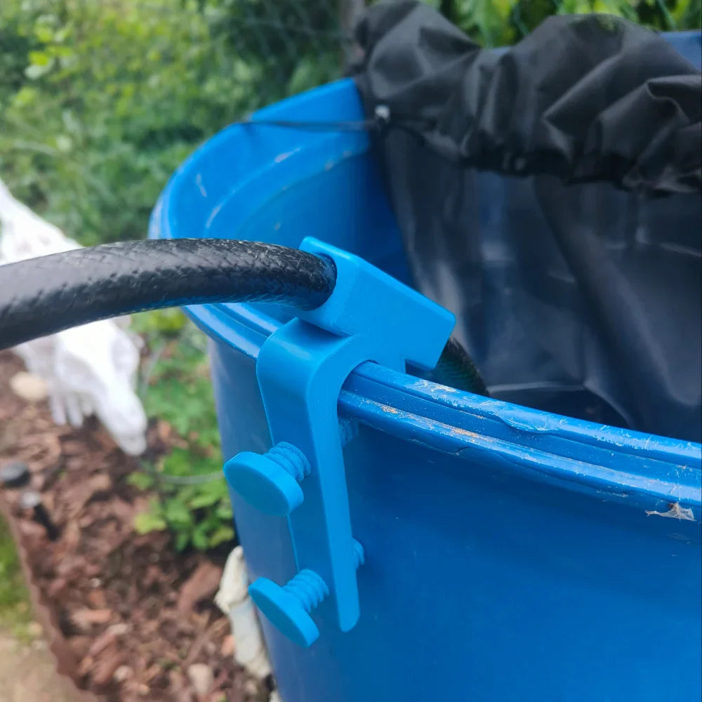 Installation du clip ClariGrip sur un seau pour stabiliser le tuyau d’arrosage