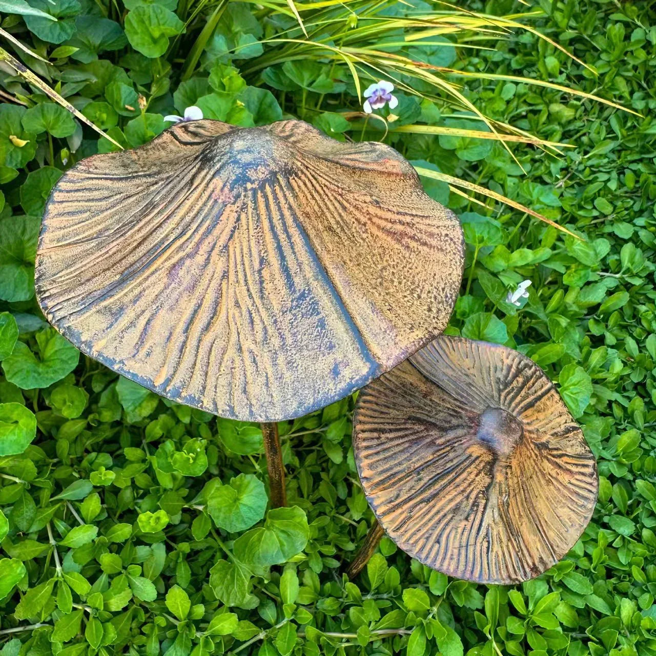Sculptures de jardin en forme de champignons avec finition vieillie