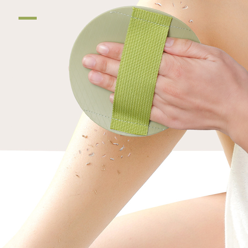 Gant exfoliant Derméa tenu en main pour montrer sa taille