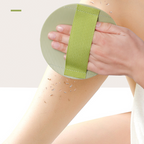 Gant exfoliant Derméa tenu en main pour montrer sa taille
