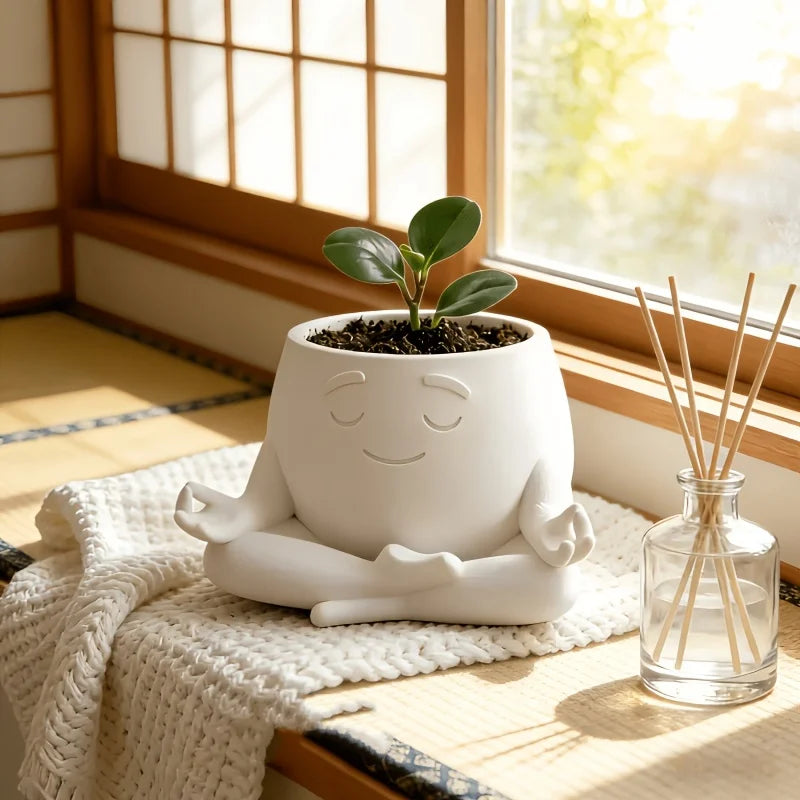 Pot de fleurs minimaliste style méditation posé sur une table