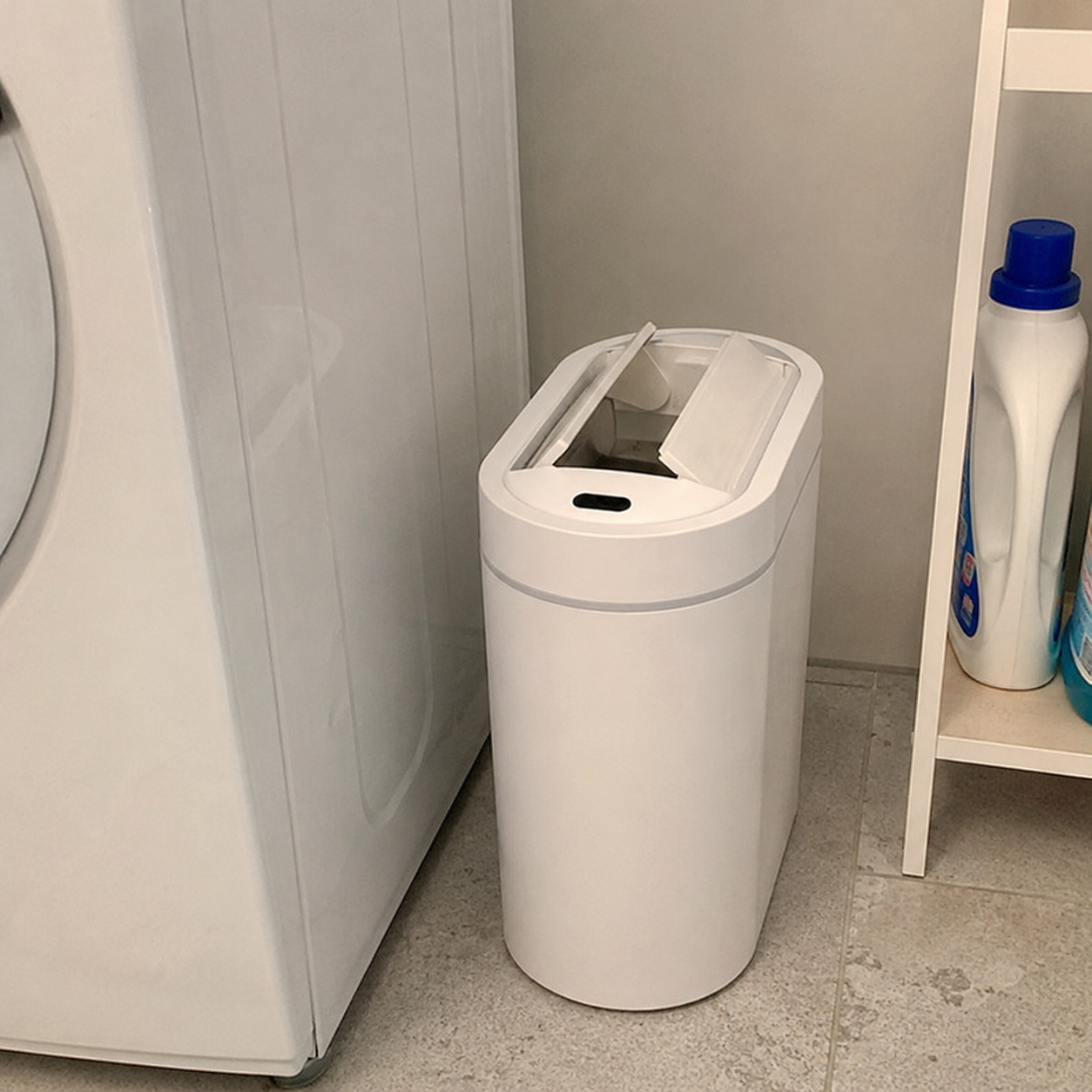 Poubelle étroite Novalya placée dans une salle de bain moderne