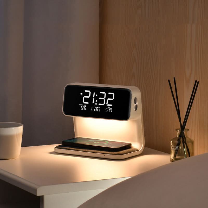 Lampe de chevet 3-en-1 avec réveil LCD sur une table de nuit