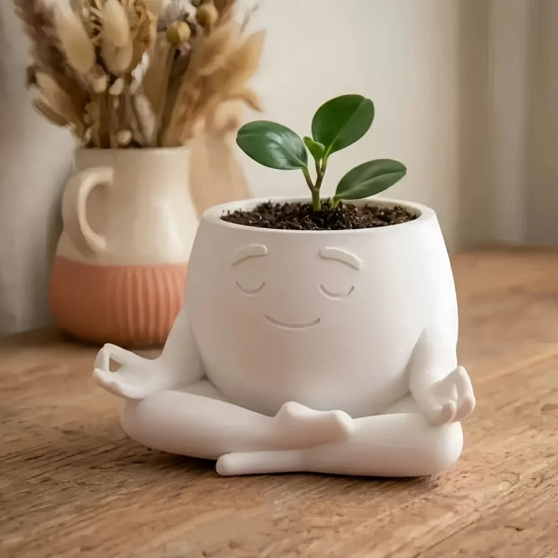 Cache-pot zen en forme de figurine en méditation avec plante verte