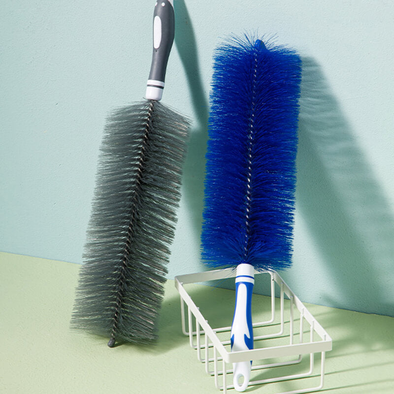 Plumeau flexible utilisé pour retirer la poussière sous un meuble