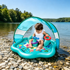 Bébé en temps sur le ventre sur un tapis d’eau sensoriel avec ombre