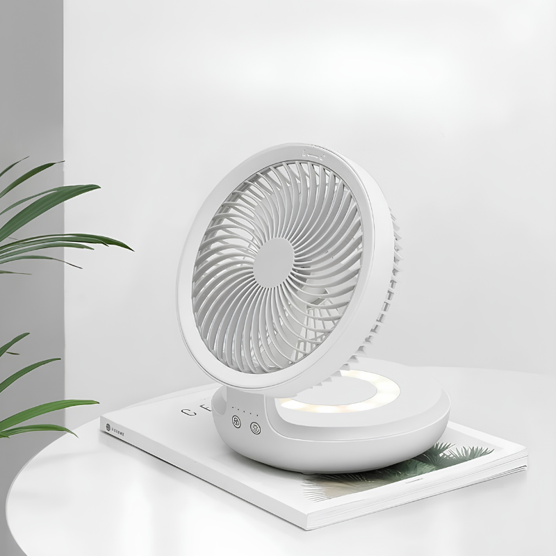Gros plan sur la grille du ventilateur portable Brisalto et ses pales internes