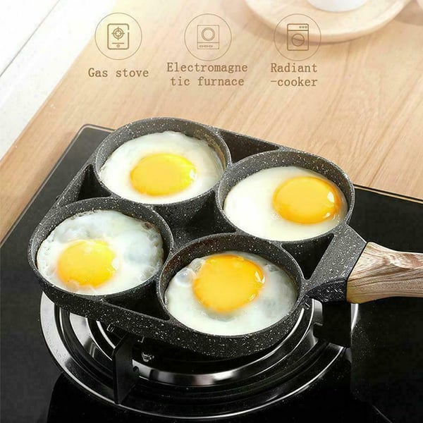 Poêle à omelettes antiadhésive avec 4 compartiments sur fond blanc