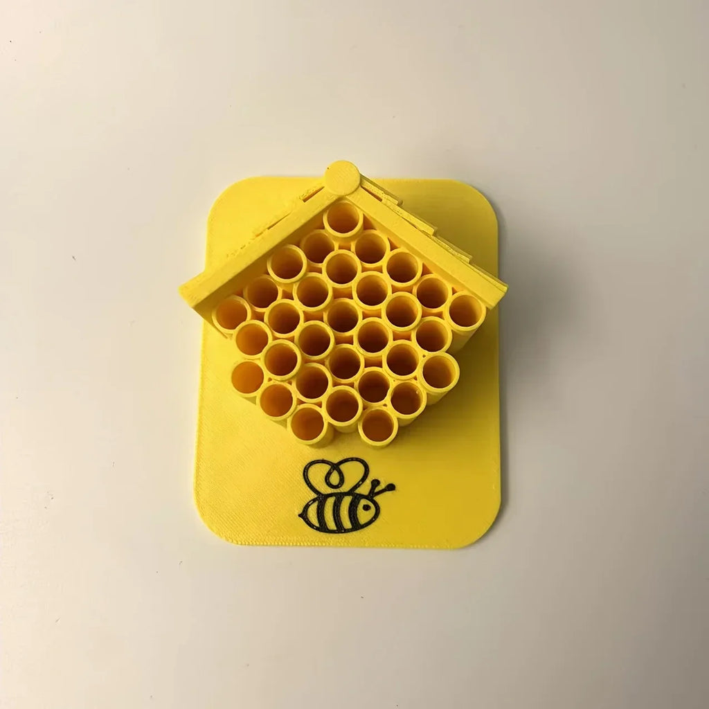 Détail des compartiments de nidification de l’hôtel à abeilles pour favoriser les pollinisateurs