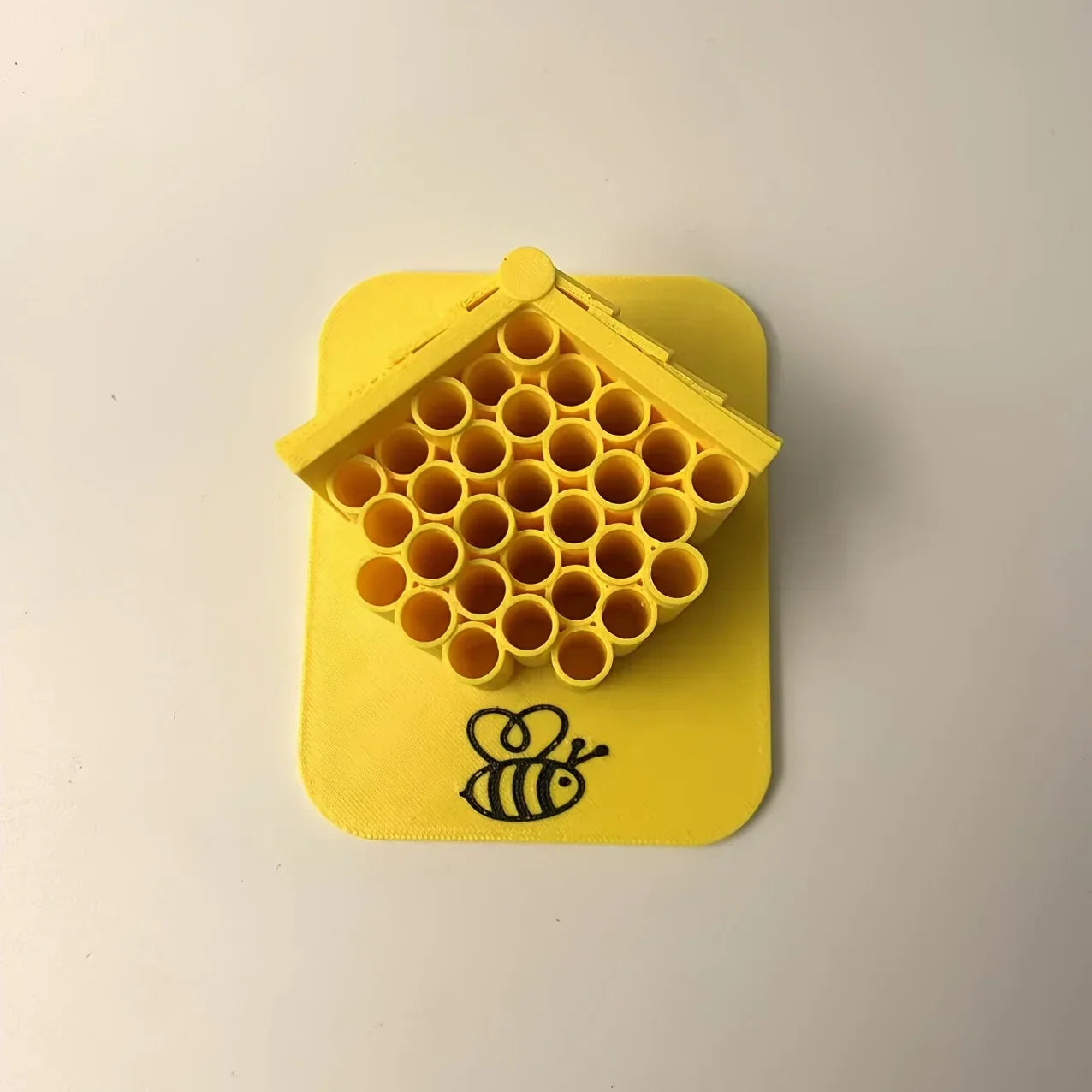 Détail des compartiments de nidification de l’hôtel à abeilles pour favoriser les pollinisateurs