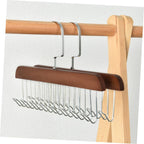 Porte-ceintures en bois et inox présenté comme organisateur de dressing