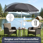 Parasol compact fixé près d’une chaise sur un petit balcon