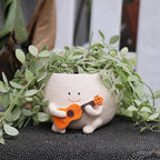 Pot de fleurs smiley en résine Florizia avec plante verte sur fond clair