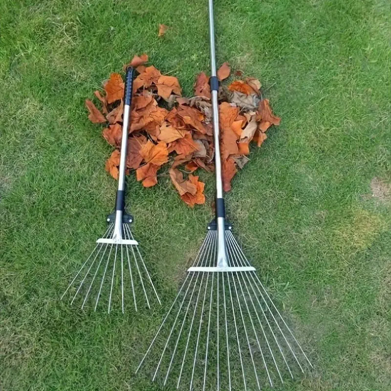 Râteau télescopique Jardinia utilisé pour ramasser des feuilles au jardin