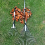 Râteau télescopique Jardinia utilisé pour ramasser des feuilles au jardin