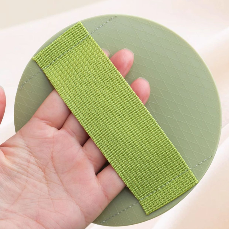 Gant exfoliant Derméa utilisé sur le bras sous la douche