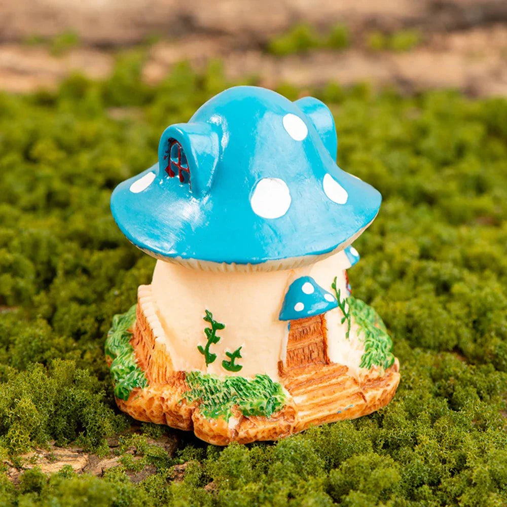 Mini ornements champignon décorant une plante en pot