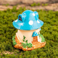 Mini ornements champignon décorant une plante en pot