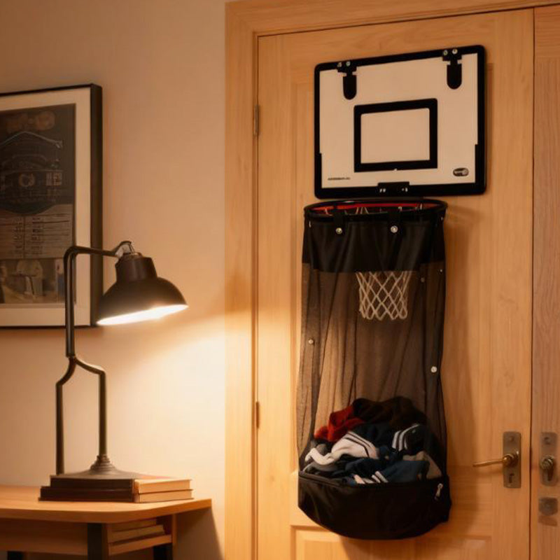 Panier à linge style panier de basket suspendu à une porte blanche