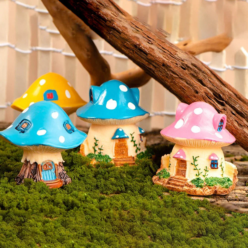 Petit champignon décoratif planté dans un pot de fleurs