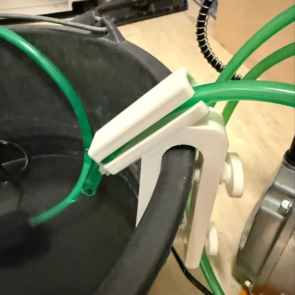 Vue rapprochée du clip de tuyau réglable ClariGrip pour arrosage mains libres