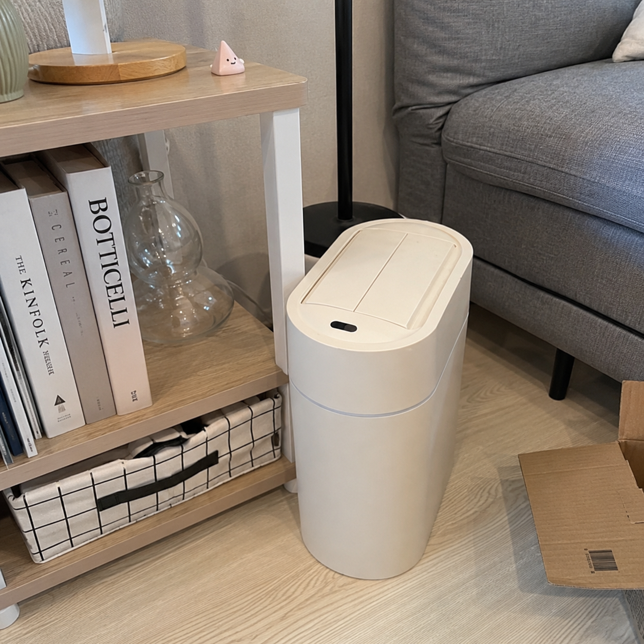 Corbeille de salle de bain slim sans contact avec couvercle fermé