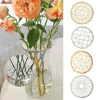 Support à fleurs Floralyse en métal posé sur un vase pour maintenir un bouquet net