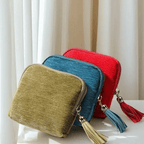 Détail des compartiments de la pochette pour bagues et boucles d’oreilles