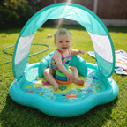 Bébé allongé sur un tapis d’eau gonflable Aqualumi avec pare-soleil