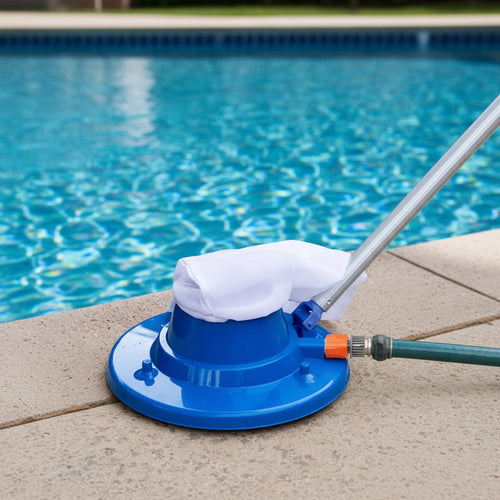 Aspirateur de piscine Hydravia raccordé à un tuyau d'arrosage