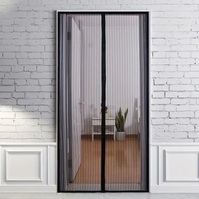 Moustiquaire de porte magnétique Airmora installée sur une porte-fenêtre