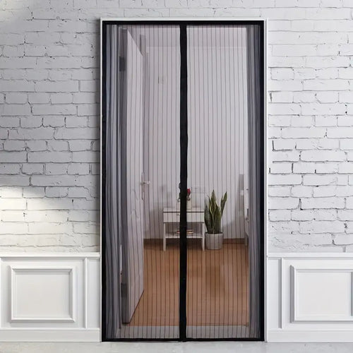 Moustiquaire de porte magnétique Airmora installée sur une porte-fenêtre