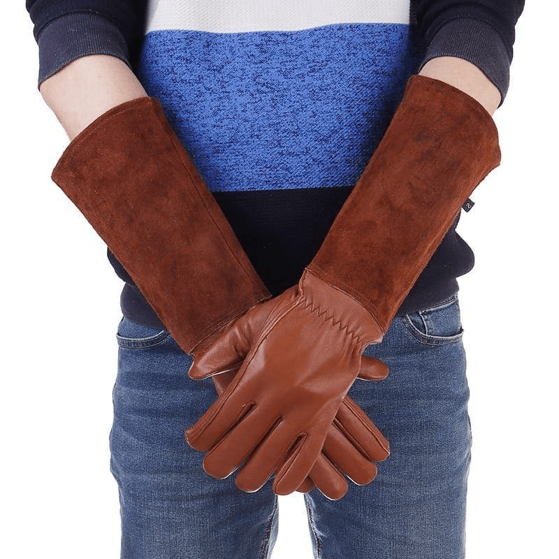 Vue rapprochée de la texture adhérente des gants de jardinage