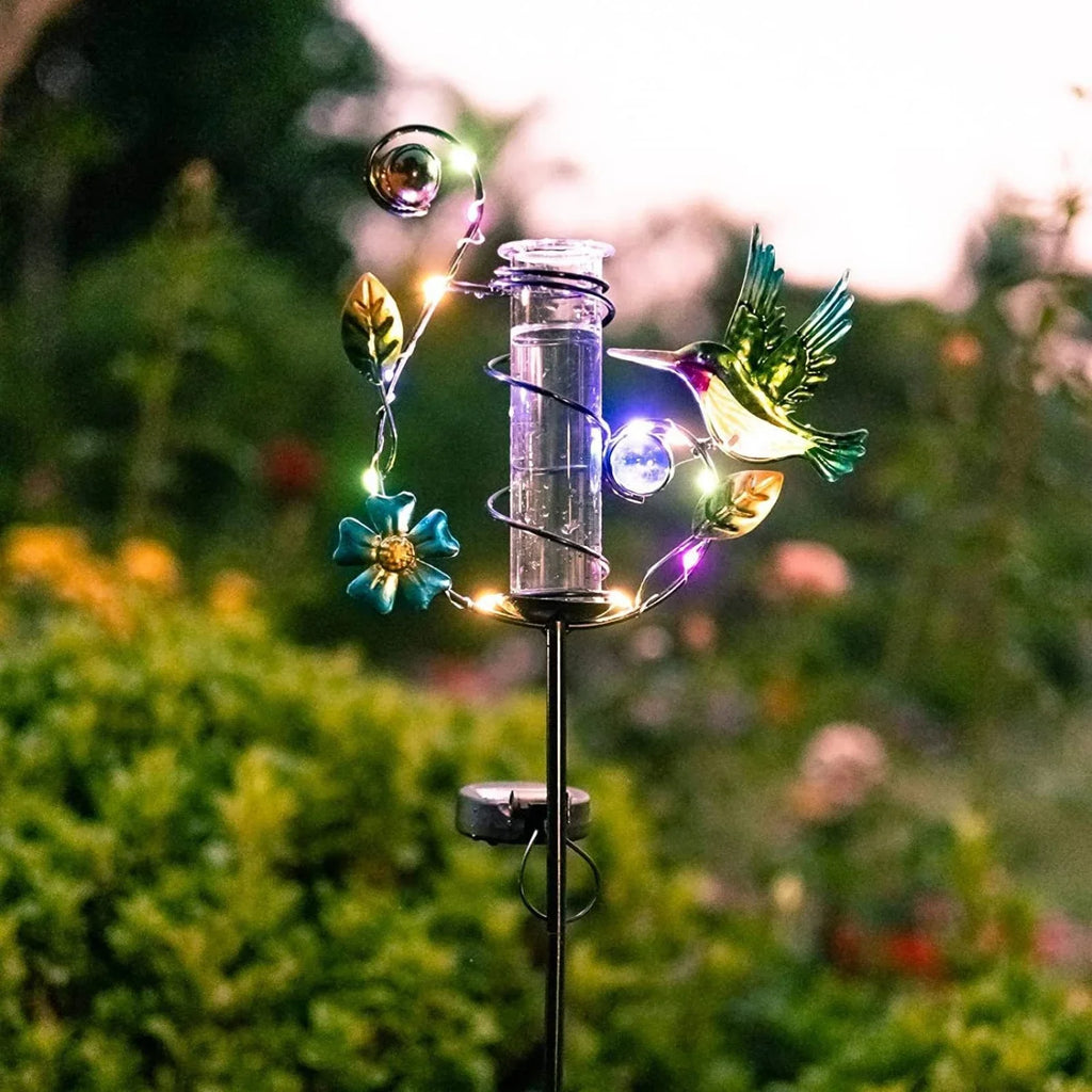 Pluviomètre de jardin solaire sur piquet avec cadre spiralé et colibri multicolore