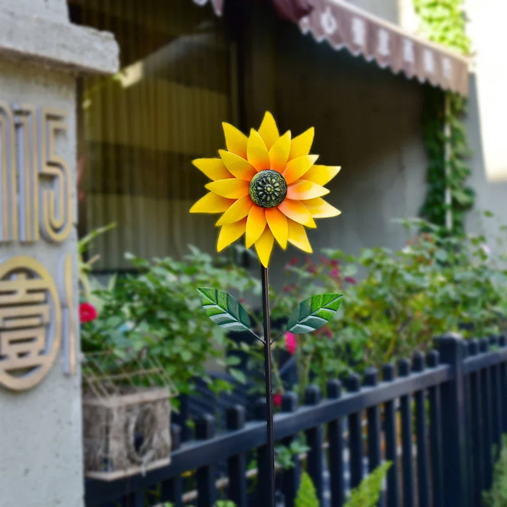 Décoration extérieure tournesol en métal animée par le vent sur une terrasse