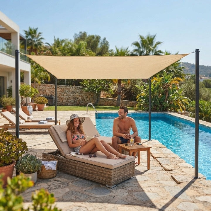 Voile d'ombrage avec protection UV installée dans un jardin ensoleillé