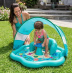Bébé jouant sur un tapis d’éveil aquatique gonflable en extérieur