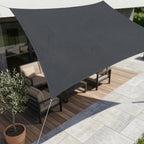 Zone d'ombre créée par une voile rectangulaire sur un balcon extérieur