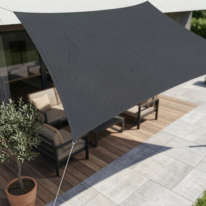 Zone d'ombre créée par une voile rectangulaire sur un balcon extérieur