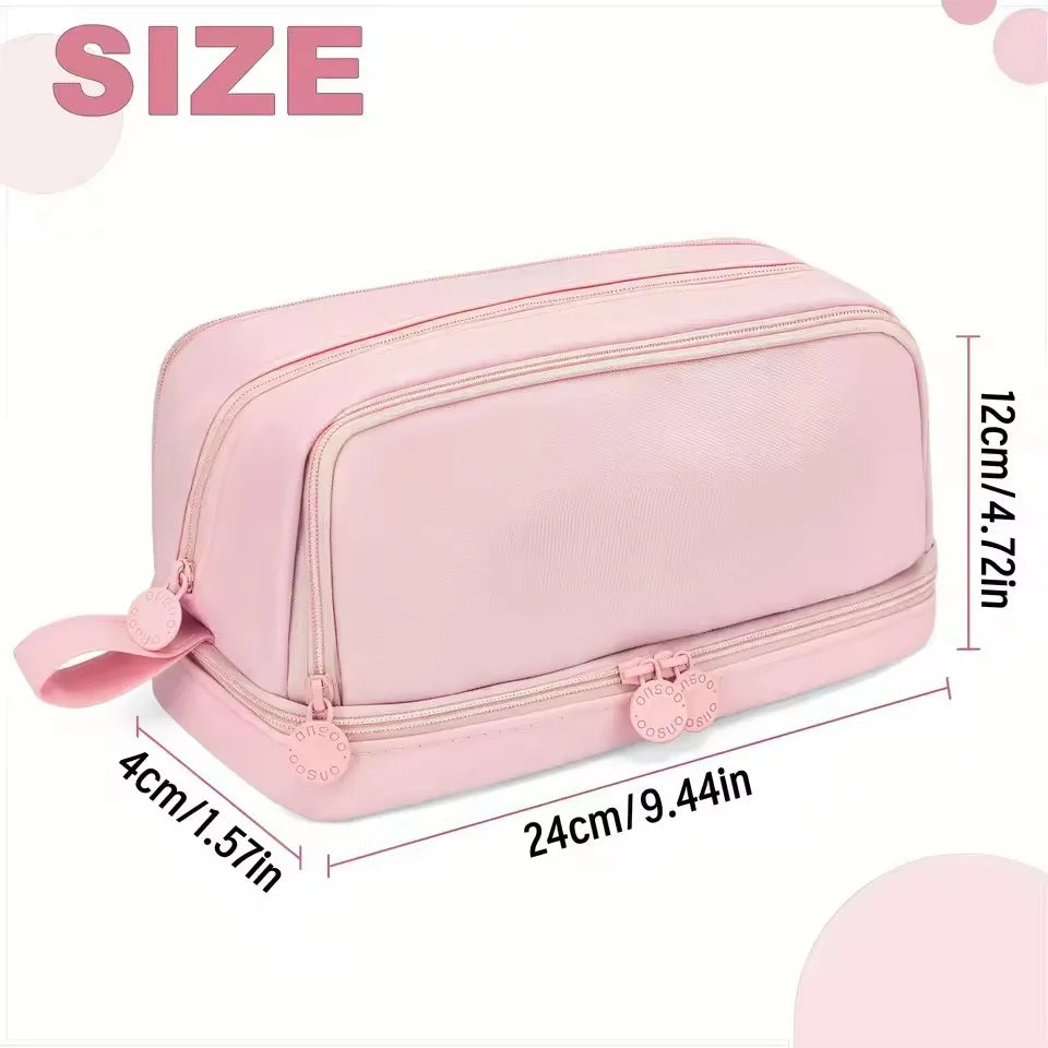 Intérieur de la trousse organisée avec espace pour stylos et accessoires
