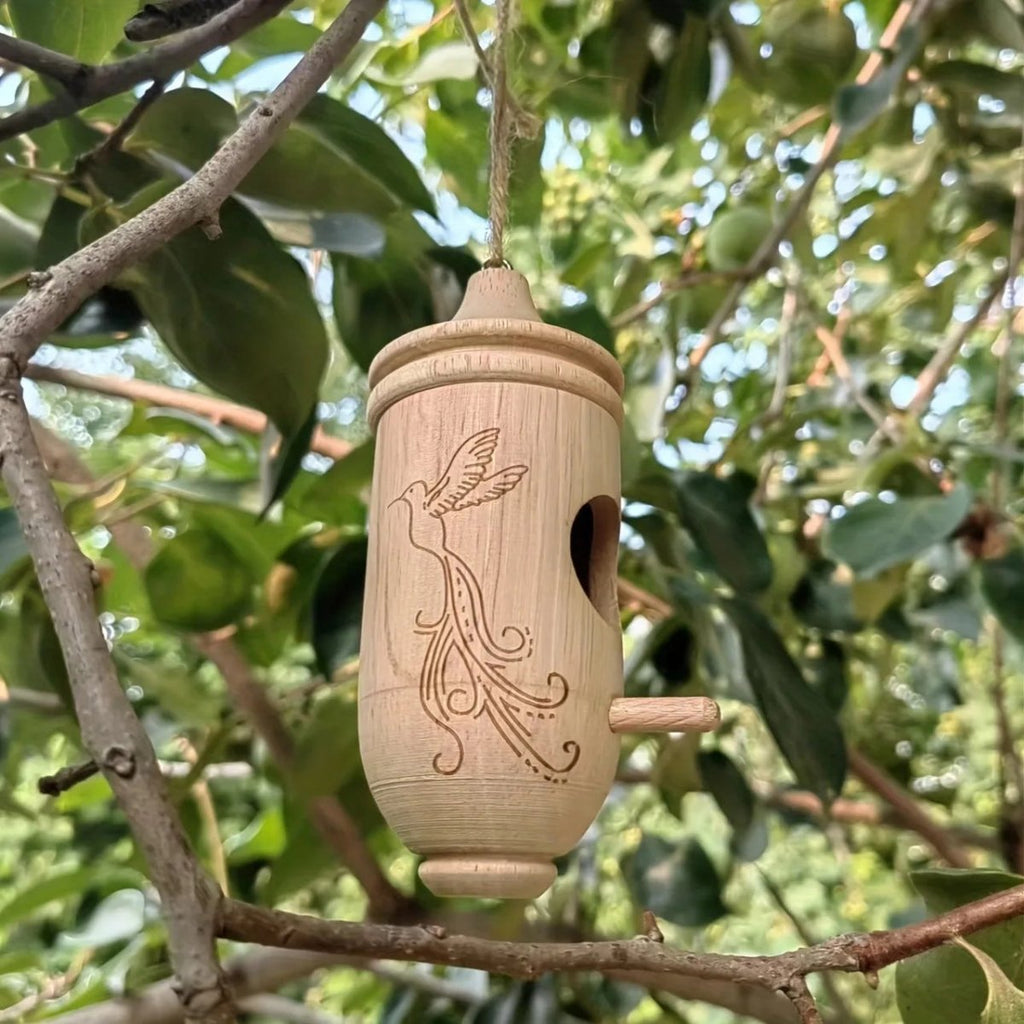 Mangeoire à oiseaux décorative en bois naturel accrochée à une branche