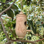 Mangeoire à oiseaux décorative en bois naturel accrochée à une branche