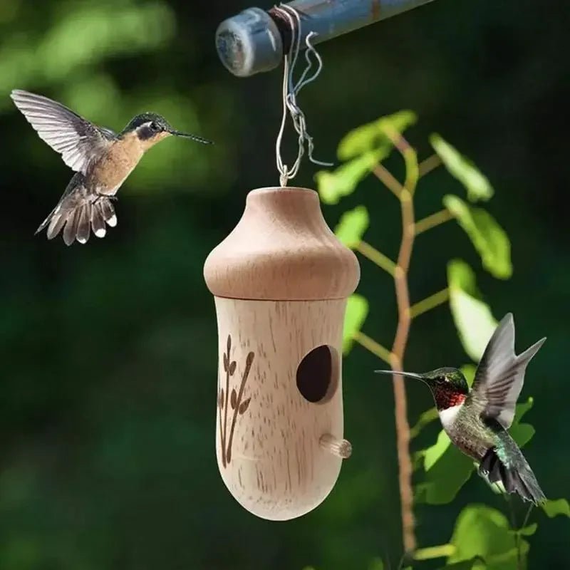 Détail des motifs gravés sur une mangeoire à oiseaux suspendue en bois