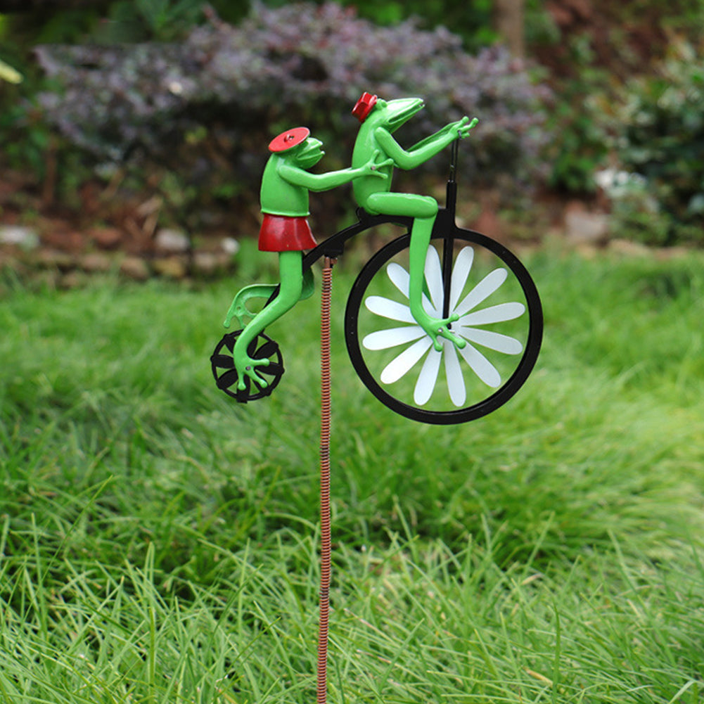 Moulin à vent Ventelune décoratif installé dans un jardin verdoyant