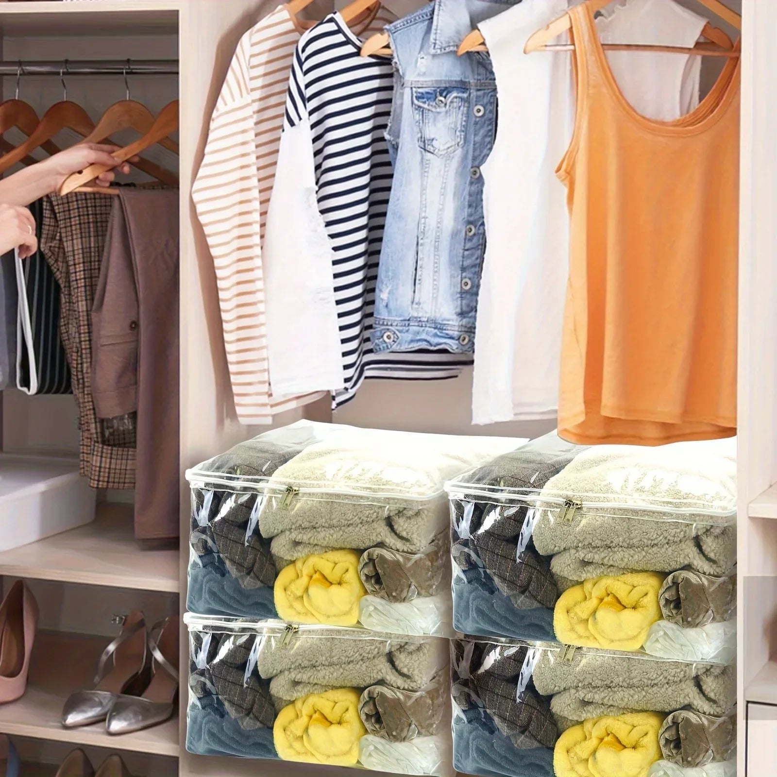 Sac de rangement sous vide transparent posé à plat pour vêtements et linge de maison
