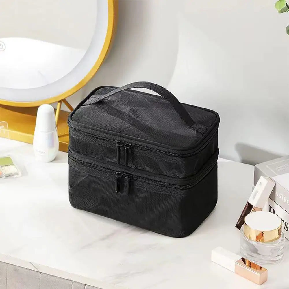Vue complète de la trousse de toilette Velmora conçue pour un rangement ordonné