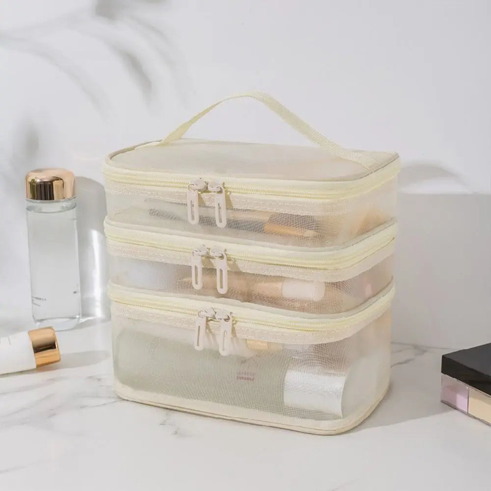 Intérieur de la trousse de voyage Velmora avec compartiments pour cosmétiques et soins