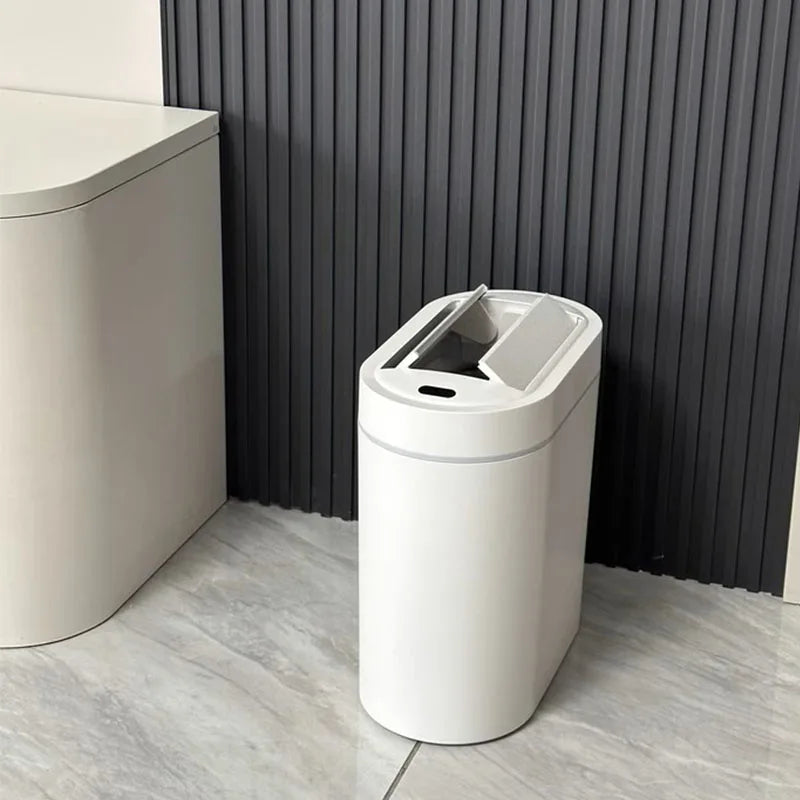 Poubelle slim sans contact Novalya pour salle de bain vue de face