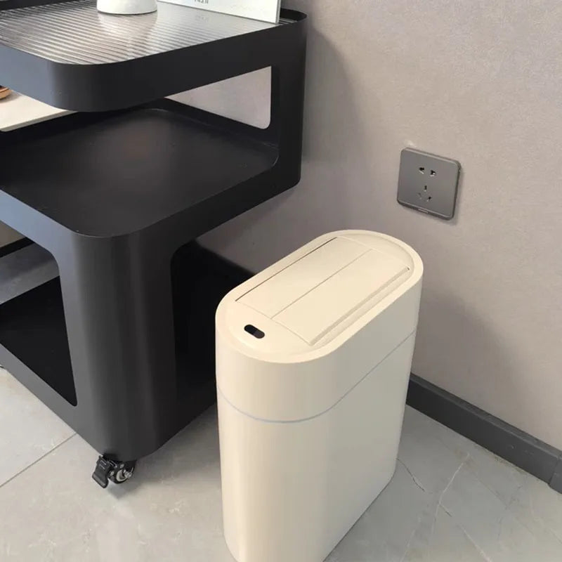 Vue latérale de la poubelle slim montrant son format gain de place